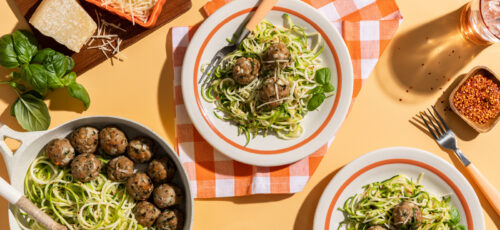 Albóndigas de pavo con fideos de calabacín y ajos