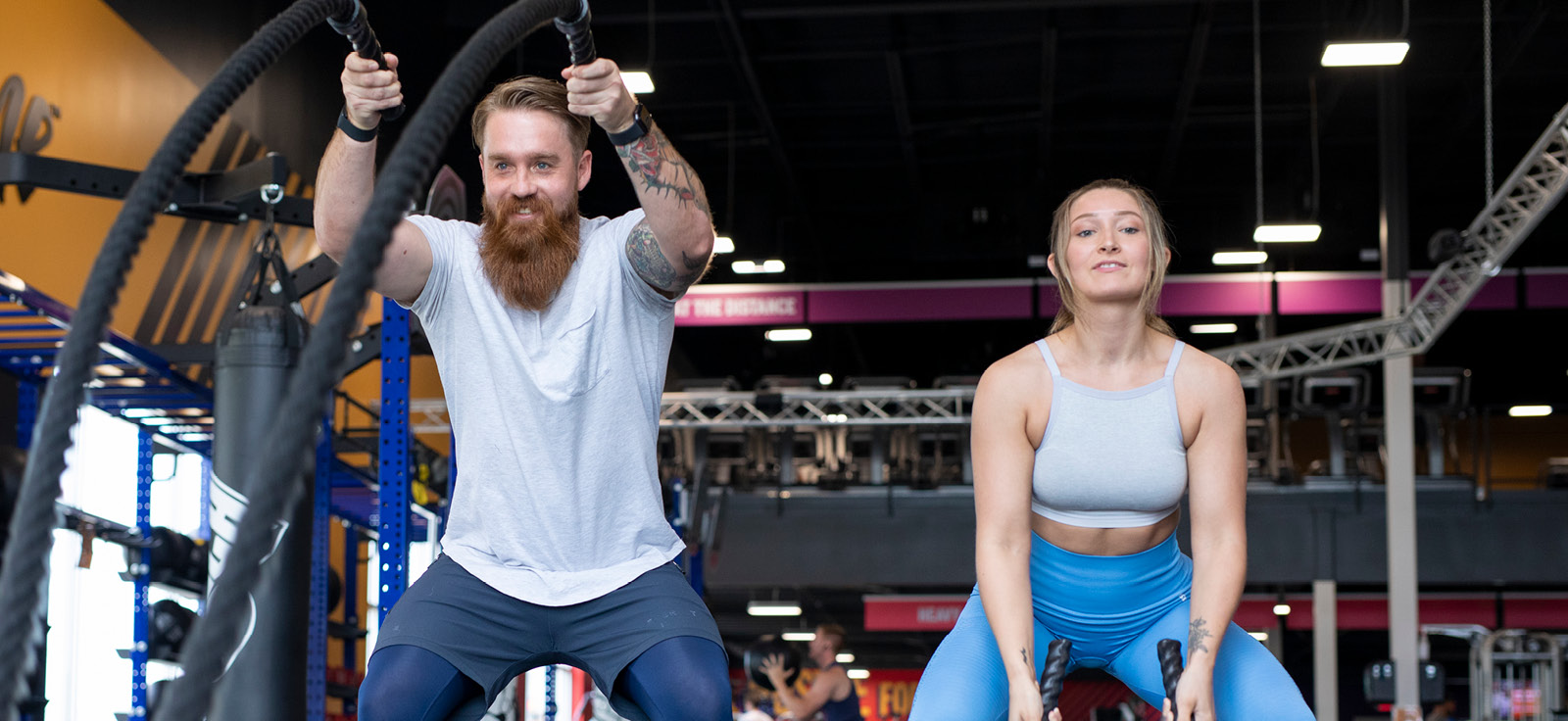 2 people doing battle ropes