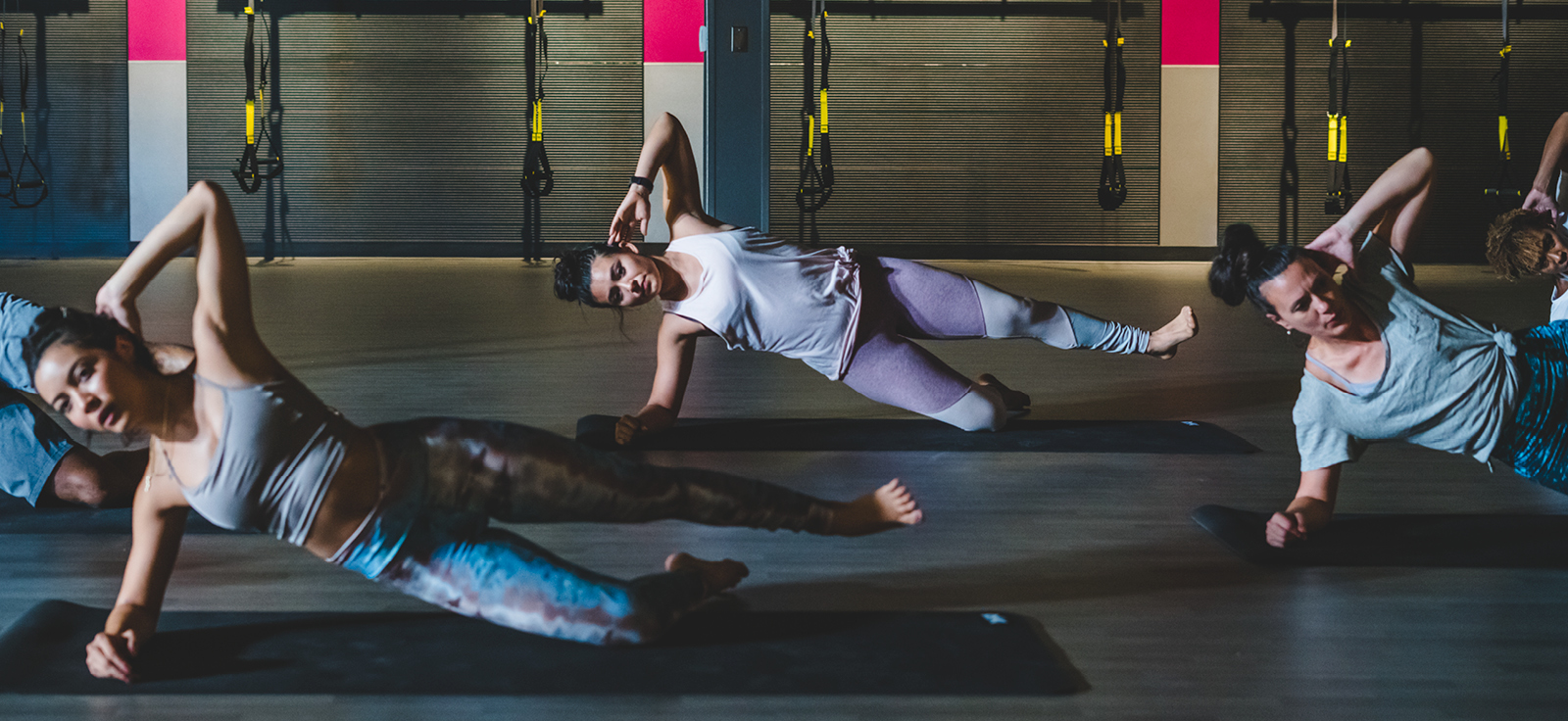 people in ground level class at crunch fitness